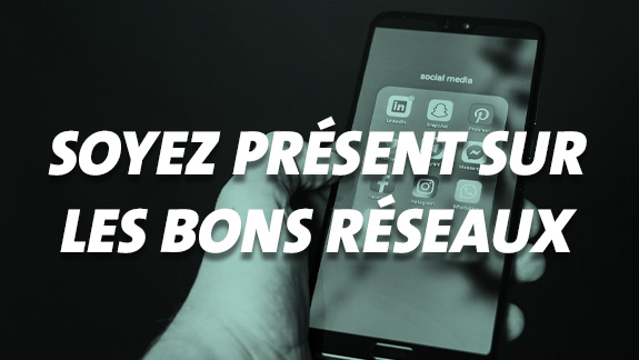 Image smartphone avec réseaux sociaux CEP-SOCOTIC Tours 37, Paris 75, Pornic 44
